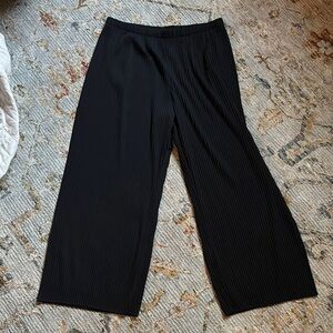 Women’s Uniqlo Black Pleated Wide-Leg Pants